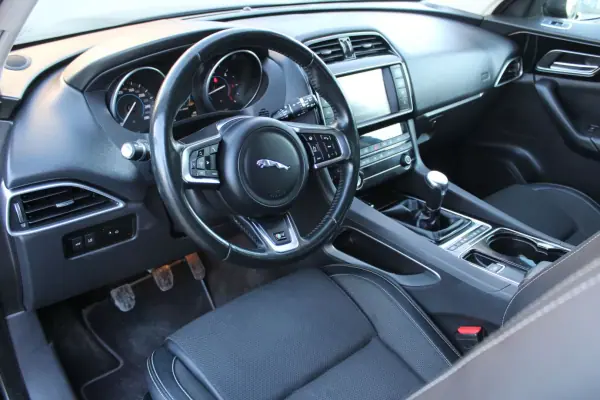 Jaguar F-Pace 2016 - 25900 EUR, 176000 km - AUTO.MOTO.pt - 176000km - foto 13 de 25