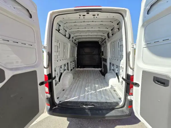 VW Crafter 2.0 TDI L3H3 IVA Dedutível 2025 - 29950 EUR, 61212 km - AUTO.MOTO.pt - 61212km - foto 10 de 10