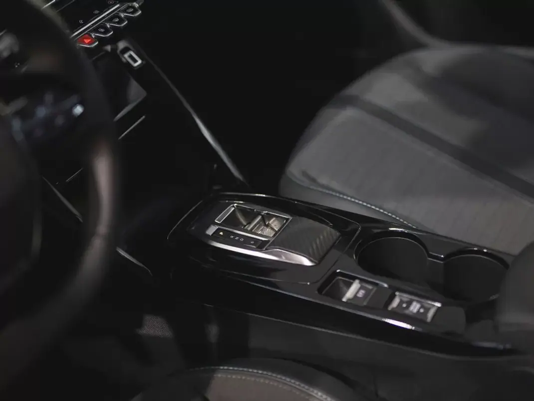 Peugeot e-2008 2023 - 20750 EUR, 50011 km - AUTO.MOTO.pt - 50011km - foto 19 de 21