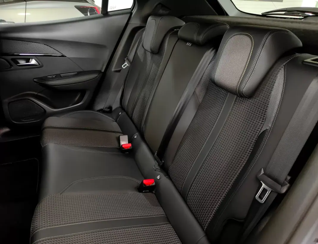 Peugeot 2008 2020 - 15990 EUR, 67000 km - AUTO.MOTO.pt - 67000km - foto 32 de 61