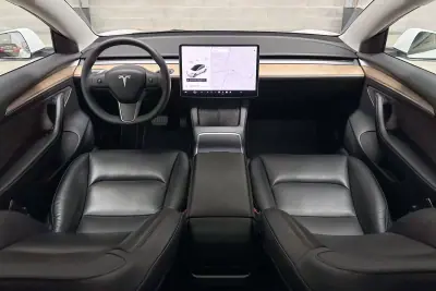 Tesla Model 3 2021 - 25450 EUR, 58710 km - AUTO.MOTO.pt - 58710km - foto 12 de 56