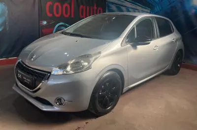 Peugeot 208 2013 - 6999 EUR, 195000 km - AUTO.MOTO.pt - 195000km - foto 9 de 35