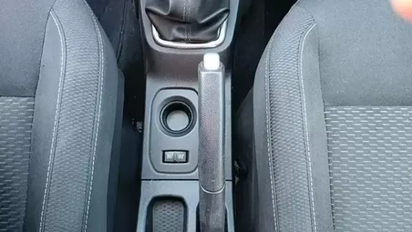 Dacia Duster 2019 - 13999 EUR, 140000 km - AUTO.MOTO.pt - 140000km - foto 12 de 15