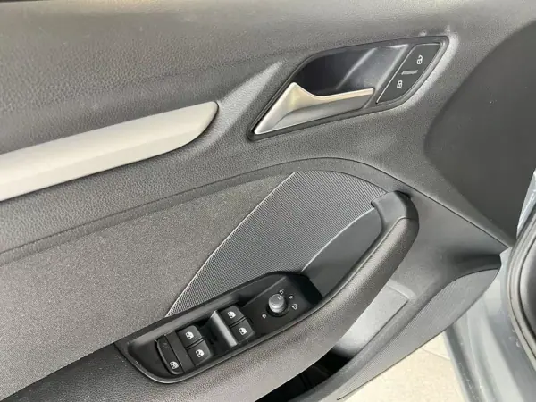Audi A3 Sportback 2019 - 17900 EUR, 104914 km - AUTO.MOTO.pt - 104914km - foto 18 de 21