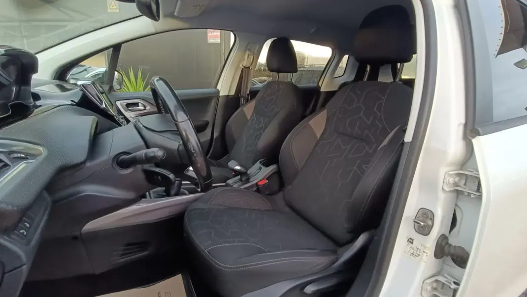 Peugeot 2008 2015 - 12990 EUR, 154000 km - AUTO.MOTO.pt - 154000km - foto 12 de 37
