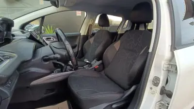Peugeot 2008 2015 - 12990 EUR, 154000 km - AUTO.MOTO.pt - 154000km - foto 12 de 37