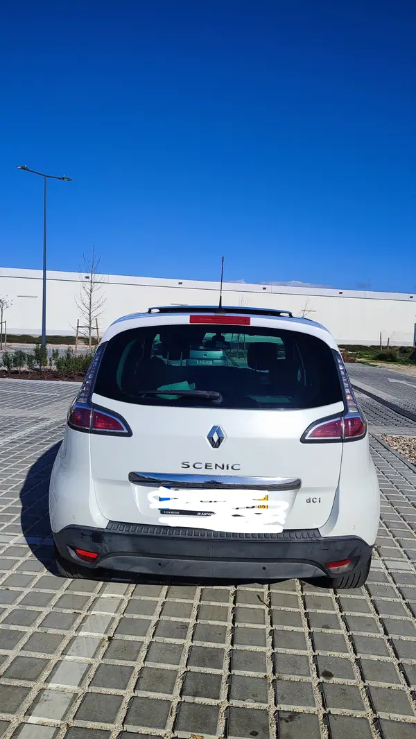 Renault Scénic 2014 - 7950 EUR, 210000 km - AUTO.MOTO.pt - 210000km - foto 8 de 18