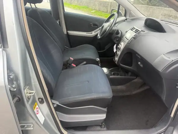 Toyota Yaris 2006 - 6900 EUR, 168000 km - AUTO.MOTO.pt - 168000km - foto 13 de 25