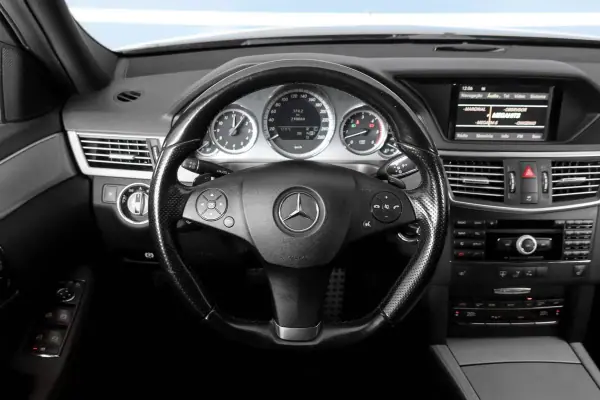 Mercedes-Benz E 350 2010 - 19500 EUR, 210064 km - AUTO.MOTO.pt - 210064km - foto 7 de 16