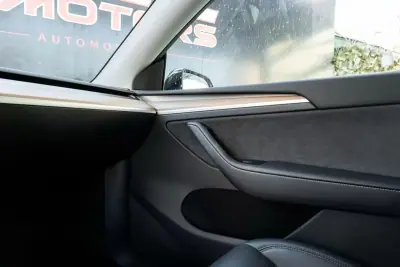 Tesla Model Y 2023 - 36990 EUR, 86000 km - AUTO.MOTO.pt - 86000km - foto 29 de 33