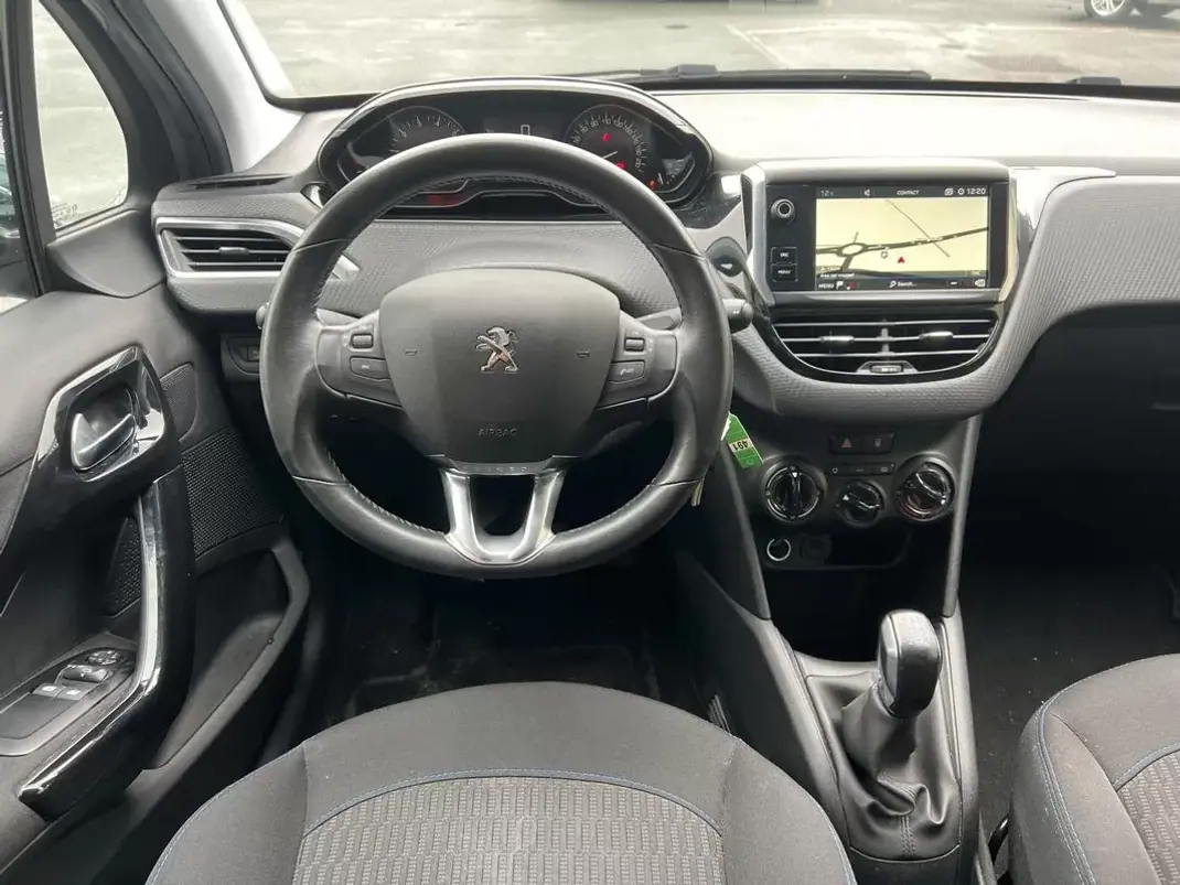 Peugeot 208 2019 - 7990 EUR, 135015 km - AUTO.MOTO.pt - 135015km - foto 6 de 12