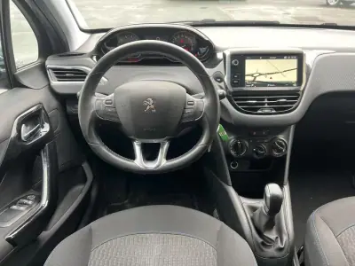 Peugeot 208 2019 - 7990 EUR, 135015 km - AUTO.MOTO.pt - 135015km - foto 6 de 12
