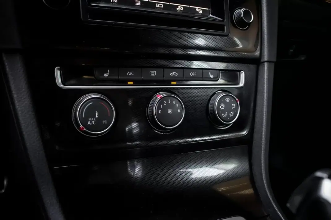 Volkswagen Golf 2015 - 24990 EUR, 83192 km - AUTO.MOTO.pt - 83192km - foto 24 de 45