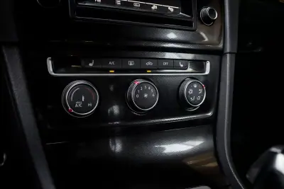 Volkswagen Golf 2015 - 24990 EUR, 83192 km - AUTO.MOTO.pt - 83192km - foto 24 de 45