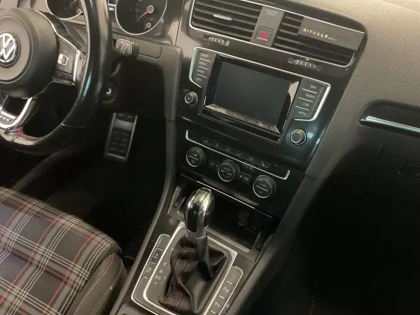 Volkswagen Golf 2013 - 18995 EUR, 182400 km - AUTO.MOTO.pt - 182400km - foto 9 de 14