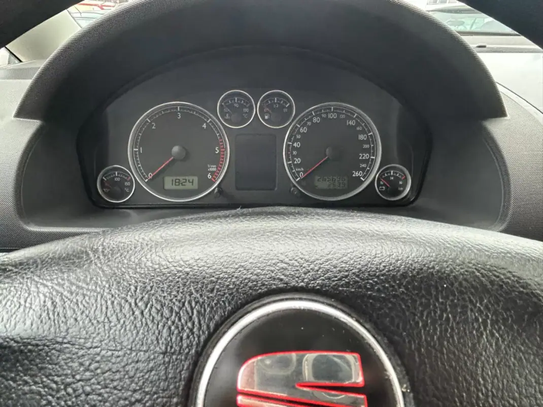 SEAT Alhambra 2008 - 8450 EUR, 265000 km - AUTO.MOTO.pt - 265000km - foto 8 de 14