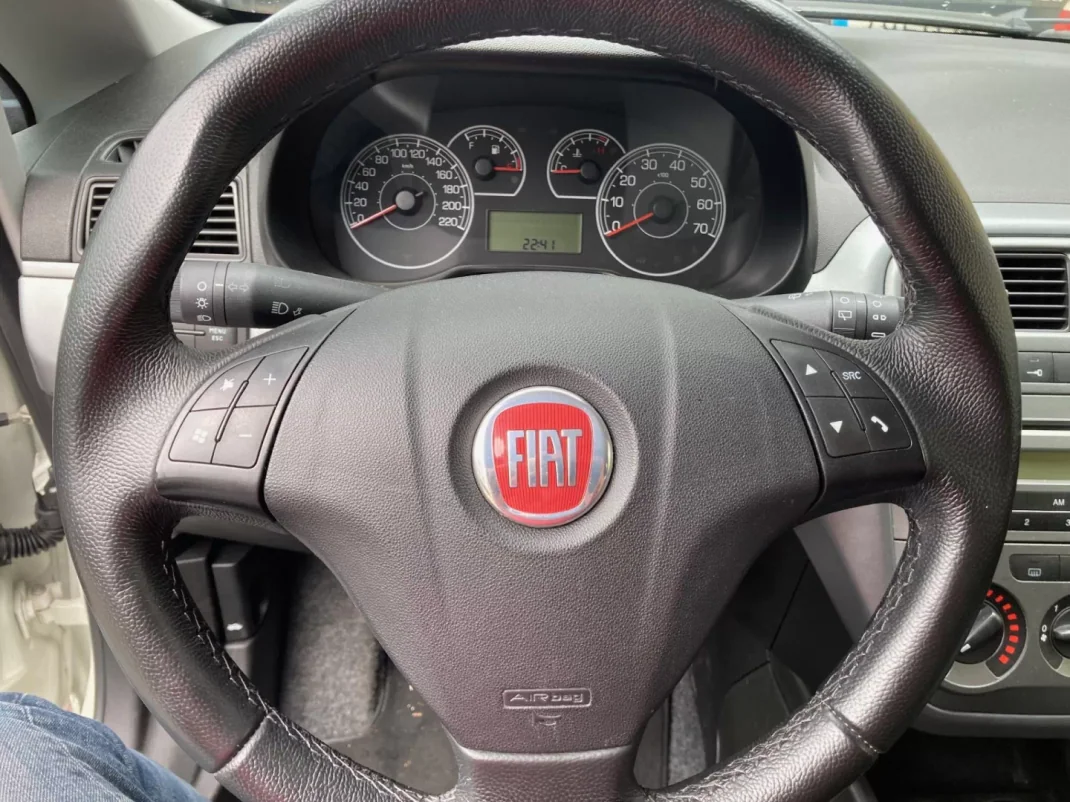 Fiat Punto 2010 - 6500 EUR, 174000 km - AUTO.MOTO.pt - 174000km - foto 5 de 15