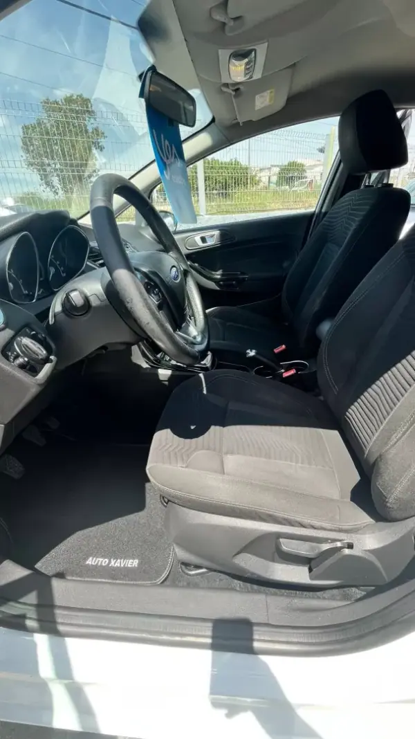 Ford Fiesta 2015 - 6900 EUR, 180000 km - AUTO.MOTO.pt - 180000km - foto 10 de 13