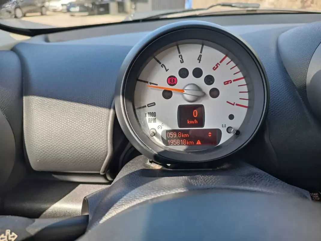 MINI Countryman 2011 - 11500 EUR, 195000 km - AUTO.MOTO.pt - 195000km - foto 10 de 14