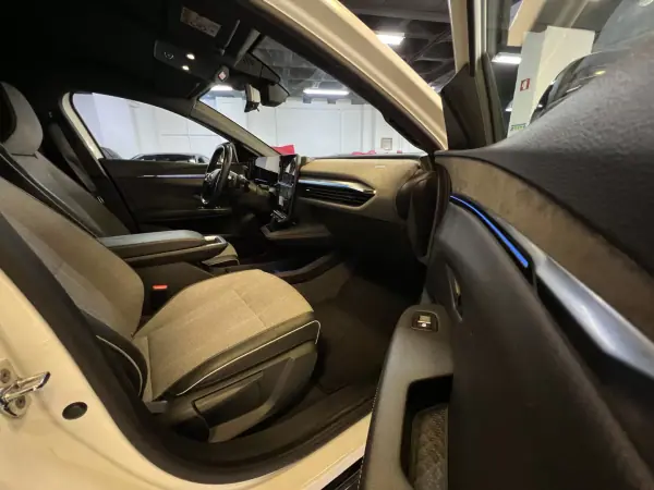 Renault Mégane E-Tech 2022 - 27990 EUR, 50000 km - AUTO.MOTO.pt - 50000km - foto 8 de 54