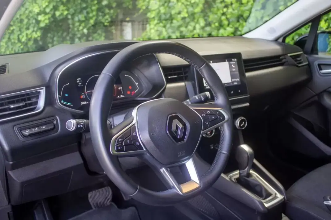 Renault Clio 2021 - 13500 EUR, 156000 km - AUTO.MOTO.pt - 156000km - foto 9 de 14