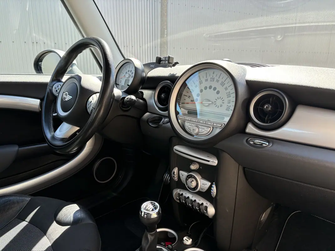 MINI Cooper 2008 - 8900 EUR, 210000 km - AUTO.MOTO.pt - 210000km - foto 6 de 12