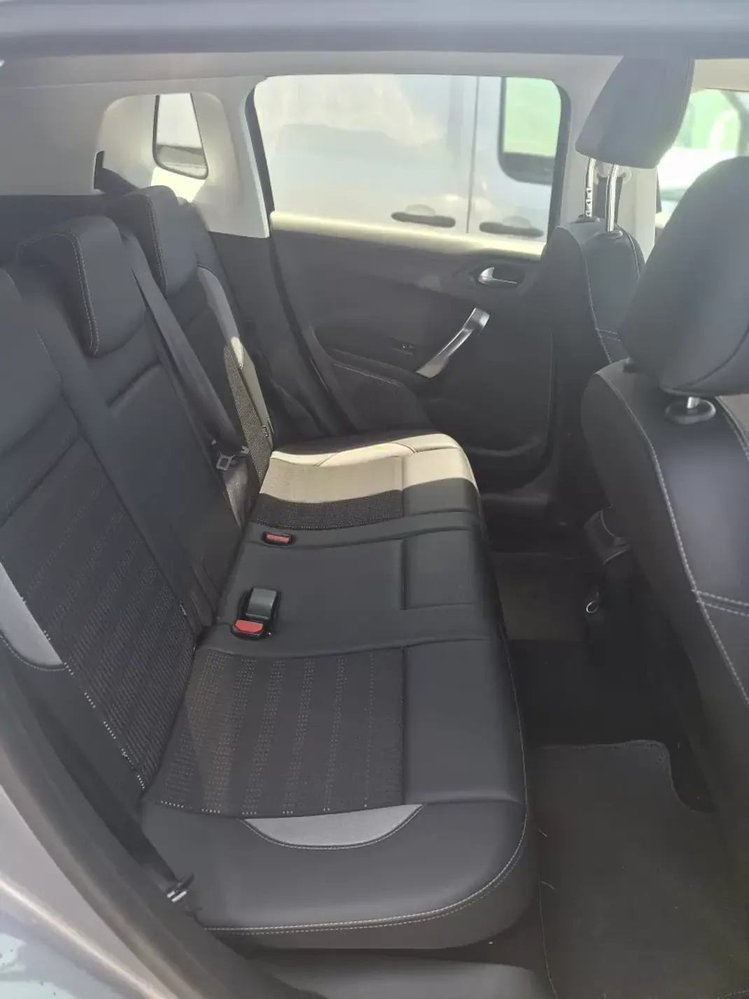 Peugeot 2008 2019 - 14950 EUR, 130100 km - AUTO.MOTO.pt - 130100km - foto 15 de 15