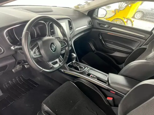 Renault Mégane 2018 - 14500 EUR, 170000 km - AUTO.MOTO.pt - 170000km - foto 11 de 12