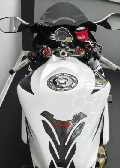 Honda CBR 1000RR 2009 - 7990 EUR, 46000 km - AUTO.MOTO.pt - 46000km - foto 11 de 32