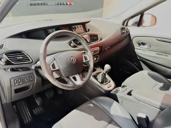 Renault Grand Scénic 2011 - 8900 EUR, 199000 km - AUTO.MOTO.pt - 199000km - foto 4 de 20