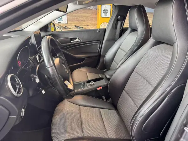 Mercedes-Benz CLA 180 2018 - 21500 EUR, 179900 km - AUTO.MOTO.pt - 179900km - foto 18 de 25