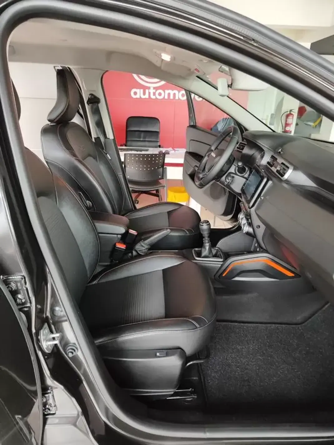 Dacia Duster 2023 - 16750 EUR, 65400 km - AUTO.MOTO.pt - 65400km - foto 18 de 35