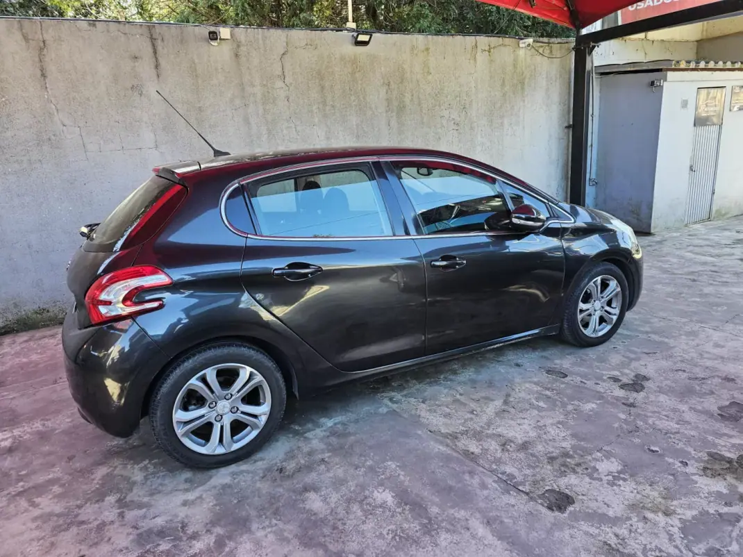 Peugeot 208 2012 - 6250 EUR, 158000 km - AUTO.MOTO.pt - 158000km - foto 4 de 12