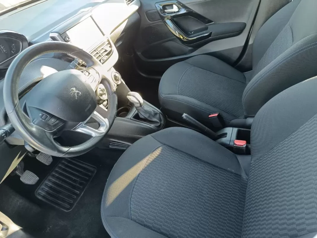 Peugeot 208 2017 - 11500 EUR, 81000 km - AUTO.MOTO.pt - 81000km - foto 17 de 24