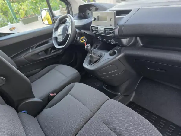 Peugeot Partner 2019 - 13990 EUR, 73560 km - AUTO.MOTO.pt - 73560km - foto 35 de 52