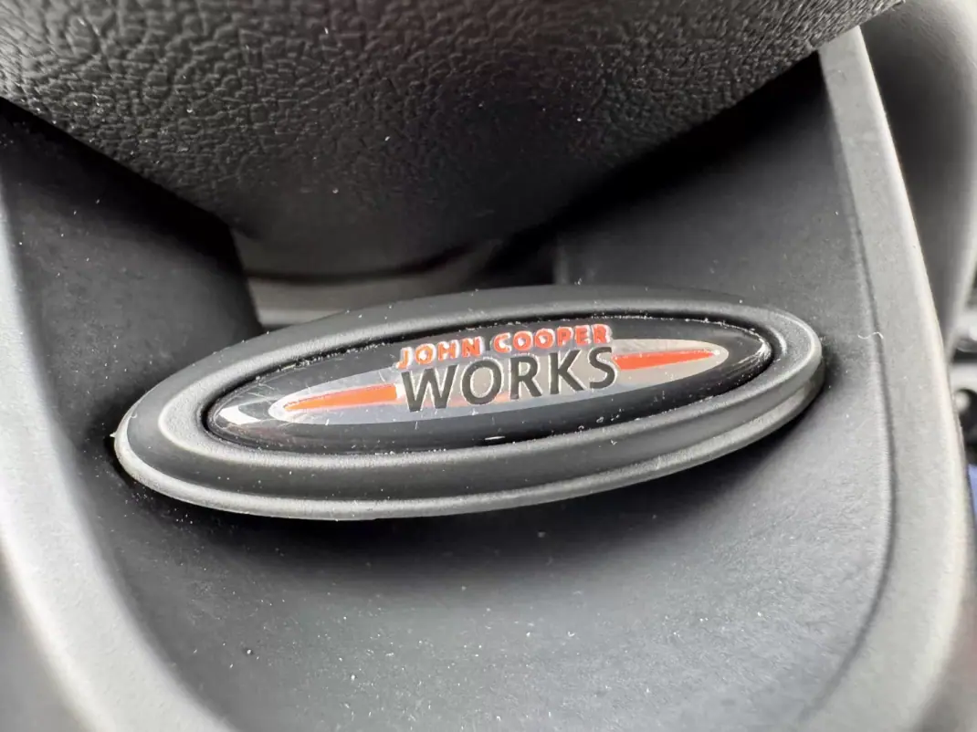MINI Cooper 2018 - 21990 EUR, 165000 km - AUTO.MOTO.pt - 165000km - foto 23 de 31