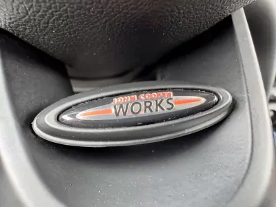 MINI Cooper 2018 - 21990 EUR, 165000 km - AUTO.MOTO.pt - 165000km - foto 23 de 31