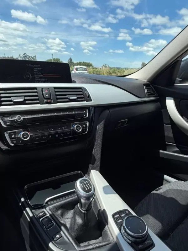 BMW 320 2015 - 13000 EUR, 370303 km - AUTO.MOTO.pt - 370303km - foto 12 de 17