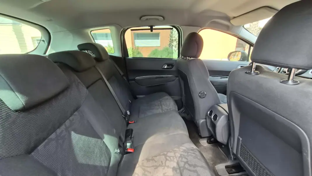 Peugeot 3008 2012 - 9480 EUR, 170000 km - AUTO.MOTO.pt - 170000km - foto 13 de 15