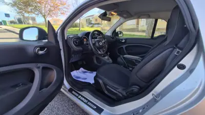 Smart Fortwo Cabrio 2018 - 12480 EUR, 70000 km - AUTO.MOTO.pt - 70000km - foto 5 de 17
