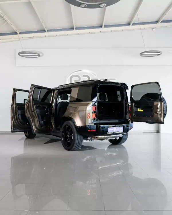 Land Rover Defender 2025 - 104900 EUR, 13995 km - AUTO.MOTO.pt - 13995km - foto 11 de 49