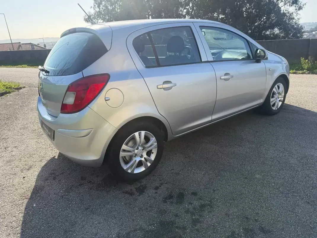 Opel Corsa 2010 - 5100 EUR, 183000 km - AUTO.MOTO.pt - 183000km - foto 4 de 23