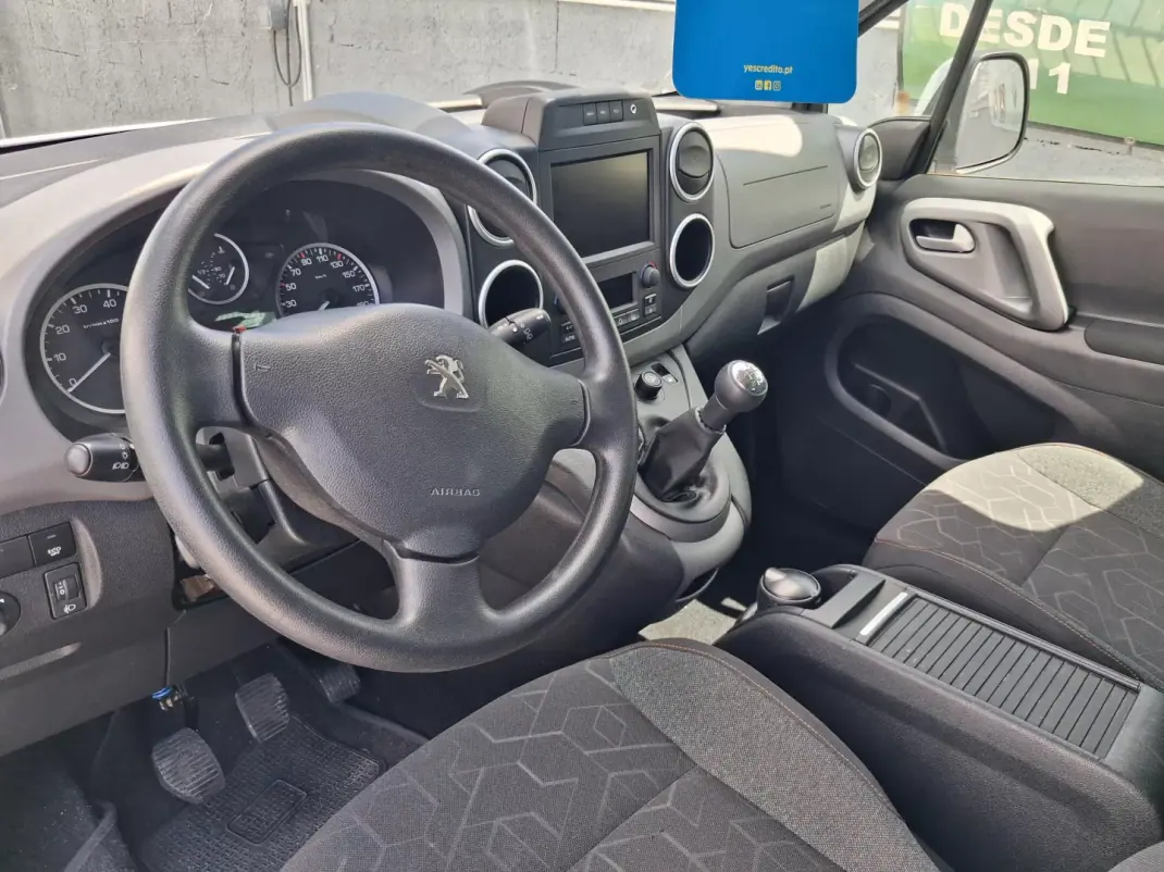 Peugeot Partner 2017 - 10800 EUR, 105000 km - AUTO.MOTO.pt - 105000km - foto 12 de 14