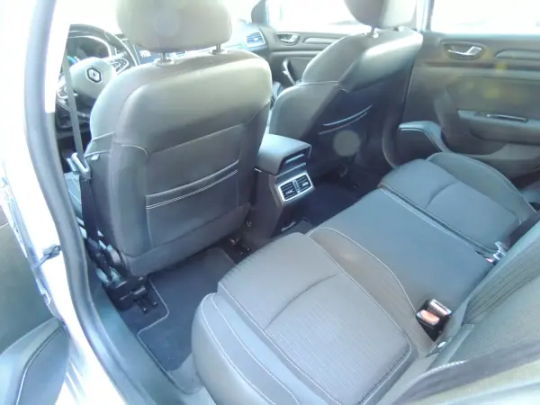 Renault Mégane Break 2018 - 15500 EUR, 156500 km - AUTO.MOTO.pt - 156500km - foto 13 de 15