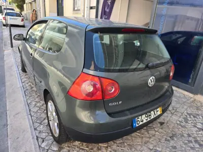 Volkswagen Golf 2004 - 3999 EUR, 160000 km - AUTO.MOTO.pt - 160000km - foto 4 de 17