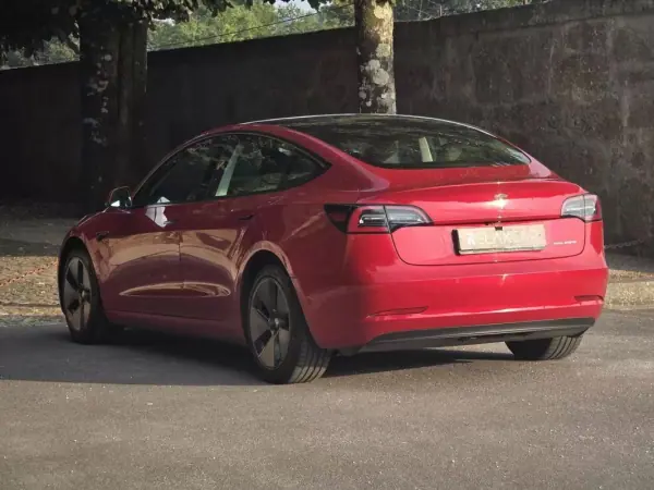 Tesla Model 3 2021 - 27499 EUR, 74631 km - 74631km - foto 5 de 34