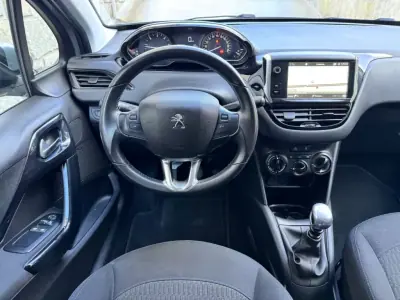 Peugeot 208 2018 - 11900 EUR, 123326 km - AUTO.MOTO.pt - 123326km - foto 9 de 25