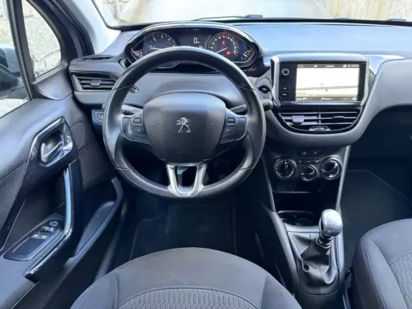 Peugeot 208 2018 - 11750 EUR, 123326 km - AUTO.MOTO.pt - 123326km - foto 9 de 25