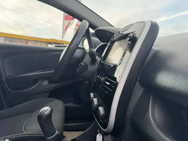 Renault Clio Sport Tourer 2015 - 8990 EUR, 211000 km - AUTO.MOTO.pt - 211000km - foto 32 de 33