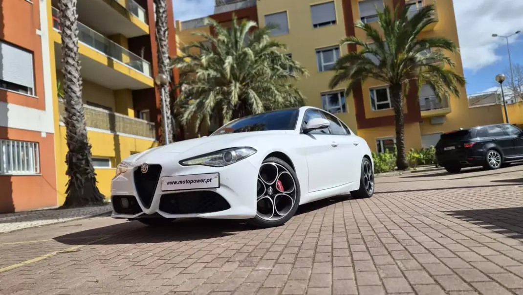 Alfa Romeo Giulia 2022 - 37480 EUR, 65000 km - AUTO.MOTO.pt - 65000km - foto 1 de 19